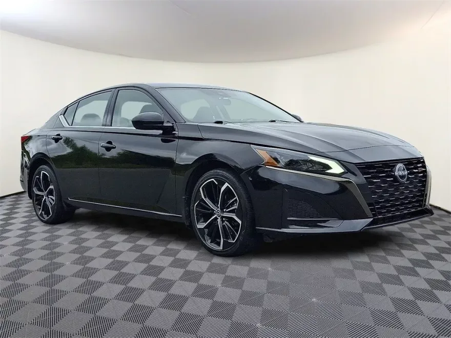 2023 Nissan Altima 2.5 SR photo 1