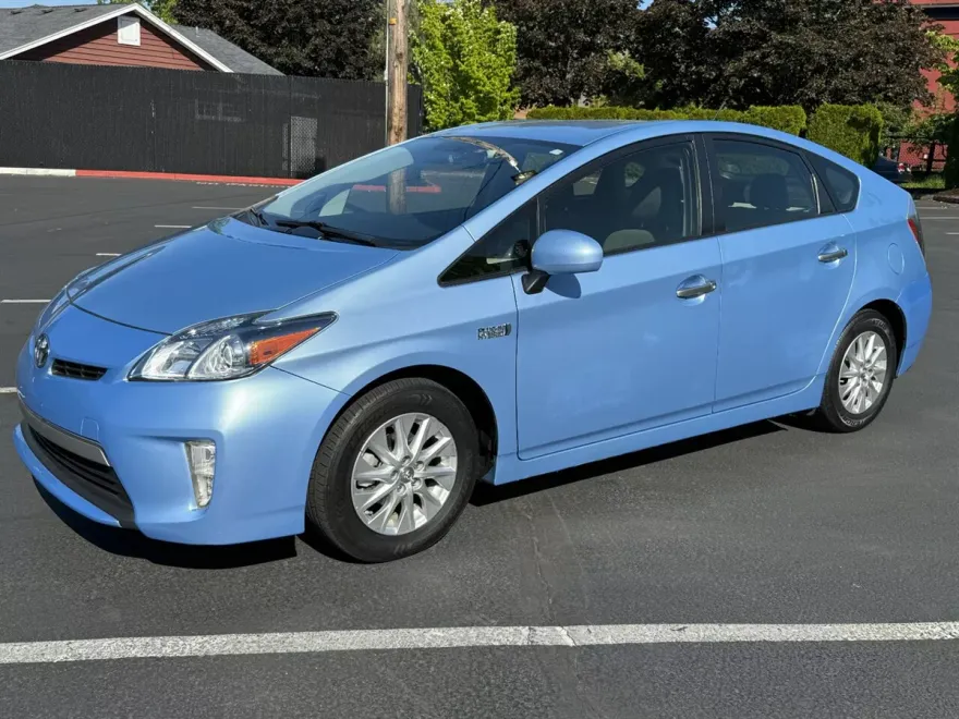 2015 Toyota Prius Plug-in Hybrid Advanced photo 3