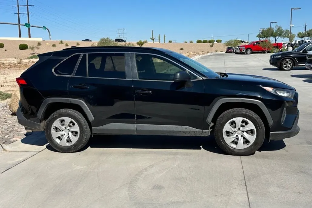 2019 Toyota RAV4 LE photo 1