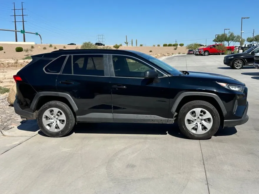 2019 Toyota RAV4 LE photo 1