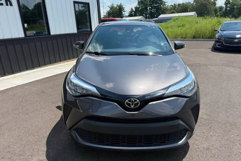 2020 Toyota C-HR XLE photo 1