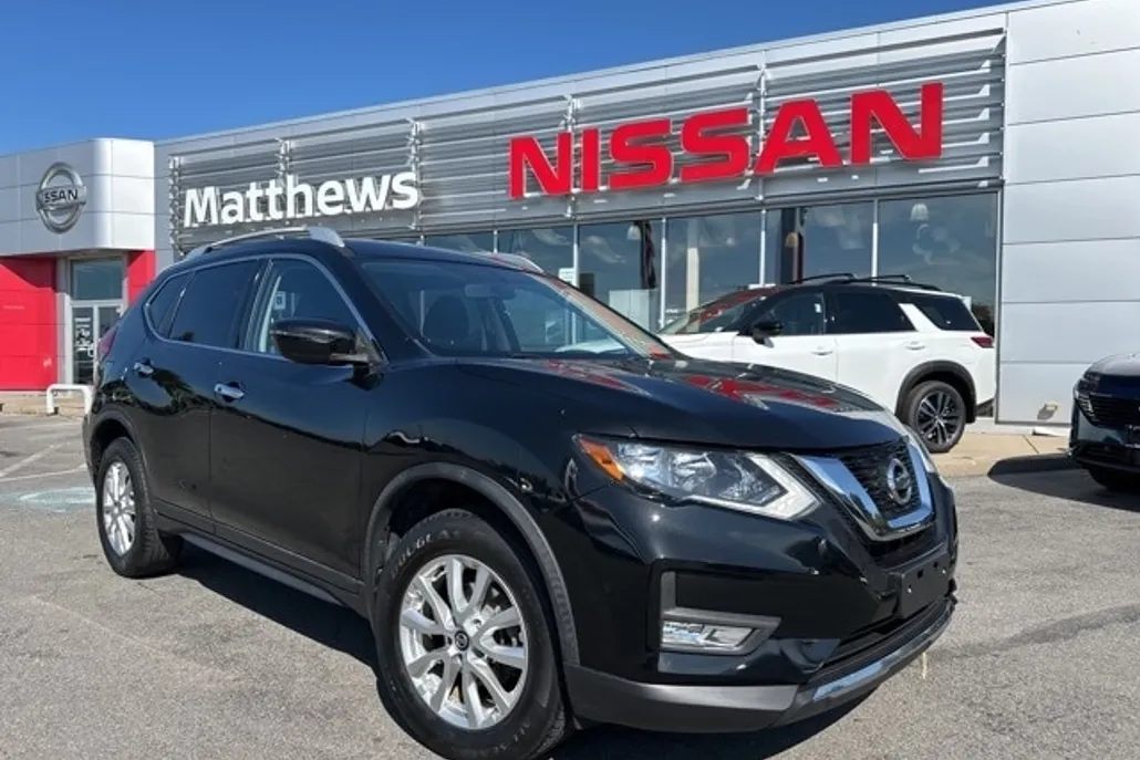 2017 Nissan Rogue SV photo 1