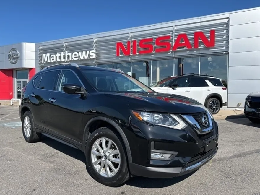 2017 Nissan Rogue SV photo 1