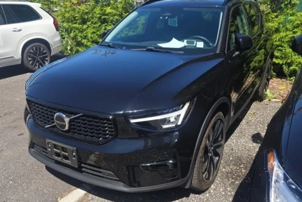 2023 Volvo XC40 Plus photo 1