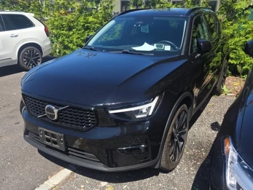 2023 Volvo XC40 Plus photo 1