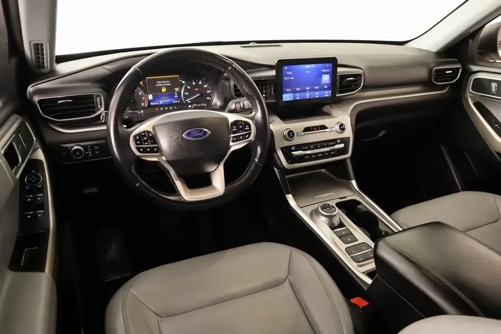 2021 Ford Explorer XLT photo 1
