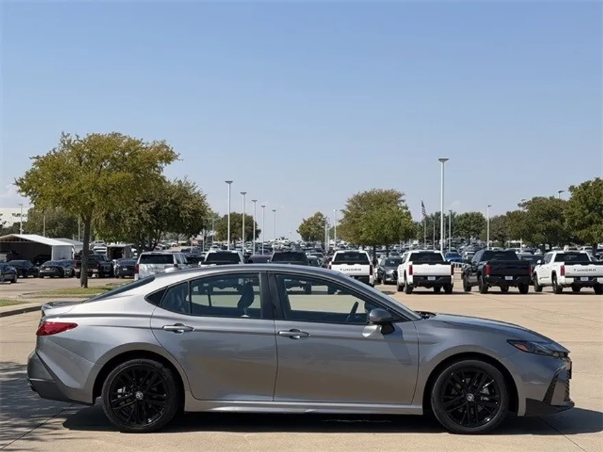 2025 Toyota Camry SE photo 1