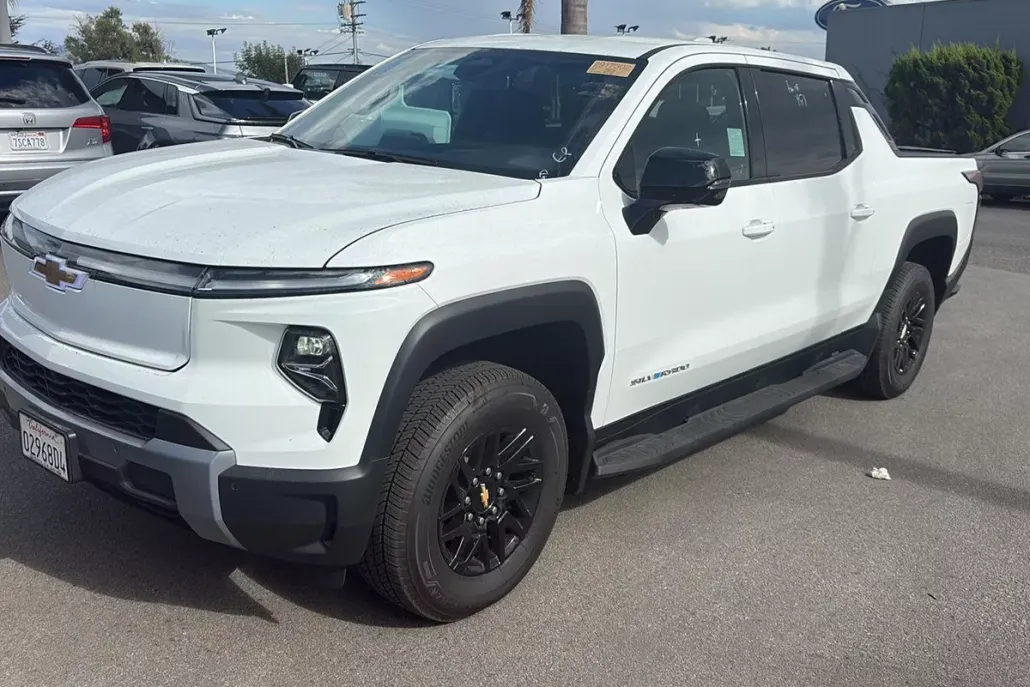 2025 Chevrolet Silverado EV LT photo 1