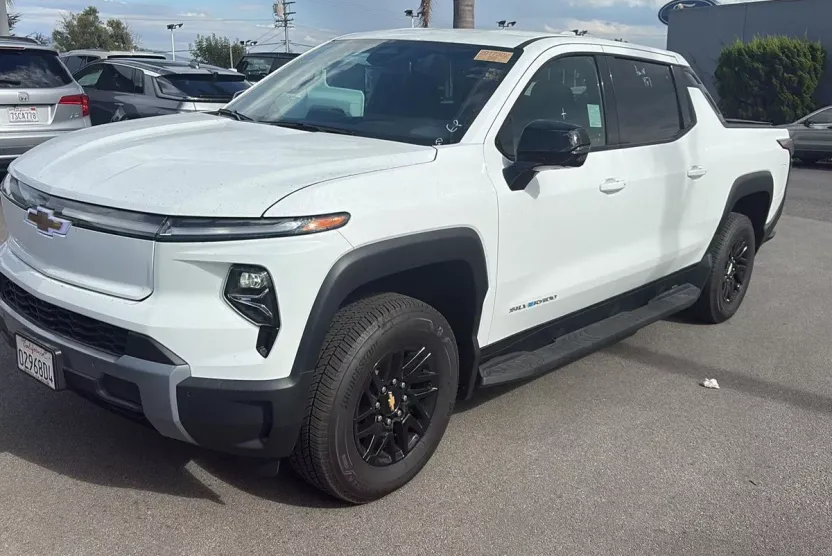 2025 Chevrolet Silverado EV LT photo 1