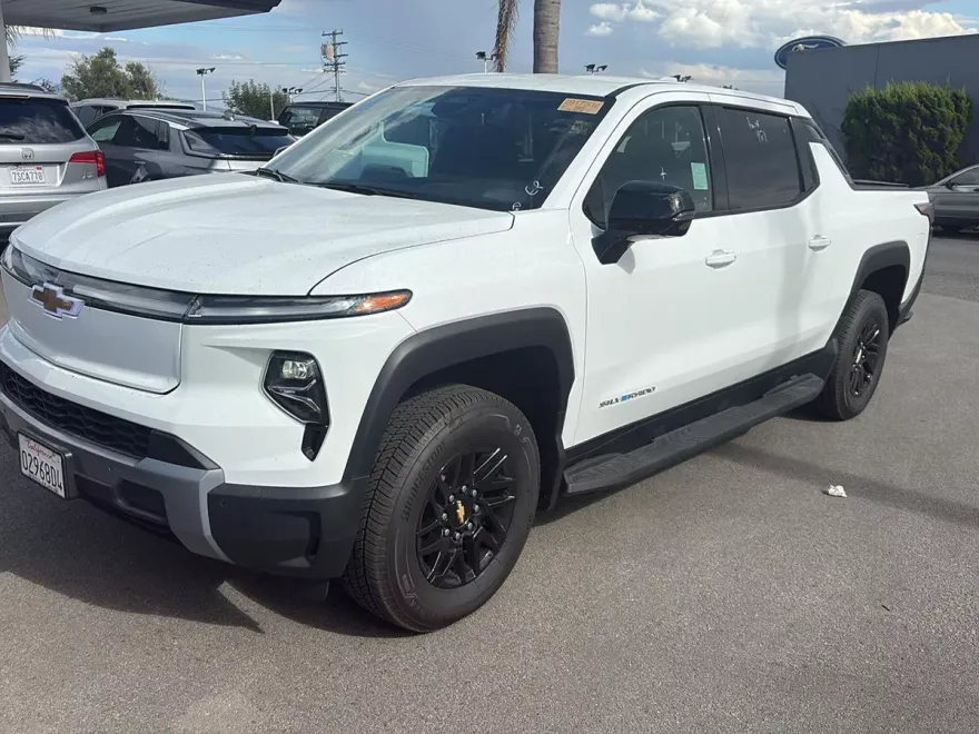 2025 Chevrolet Silverado EV LT photo 1