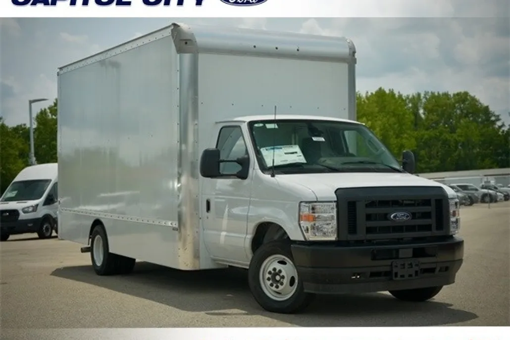 2025 Ford E-450 Cutaway photo 1