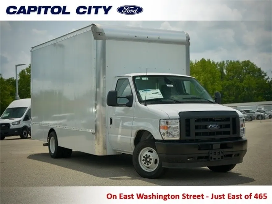 2025 Ford E-450 Cutaway photo 1