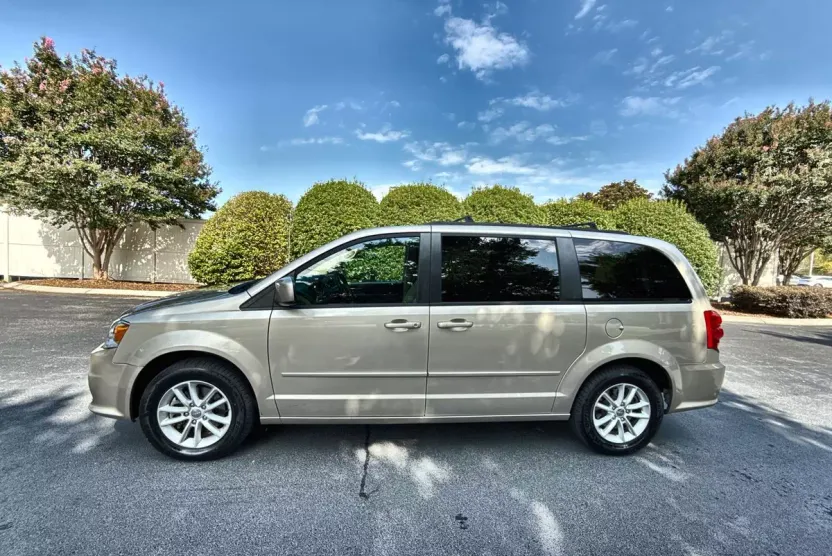 2015 Dodge Grand Caravan SXT photo 1