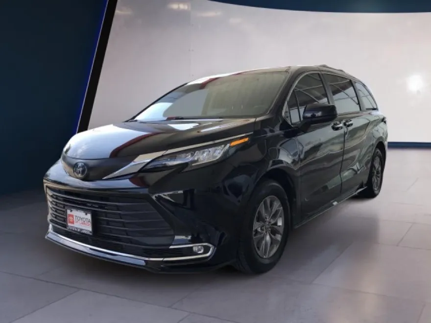 2023 Toyota Sienna XLE photo 1