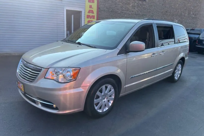2016 Chrysler Town & Country Touring photo 1
