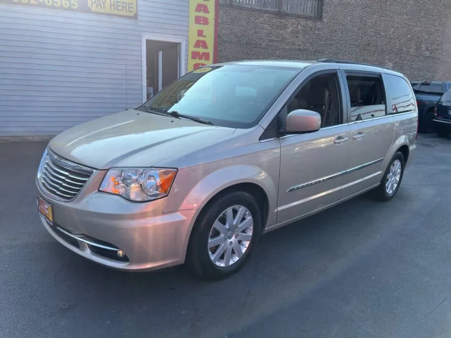 2016 Chrysler Town & Country Touring photo 1