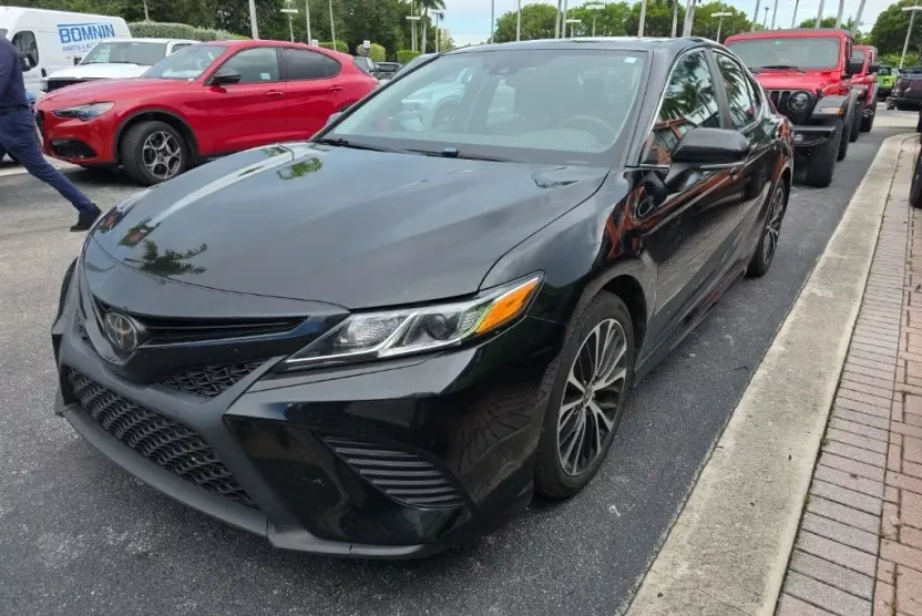 2020 Toyota Camry SE photo 1