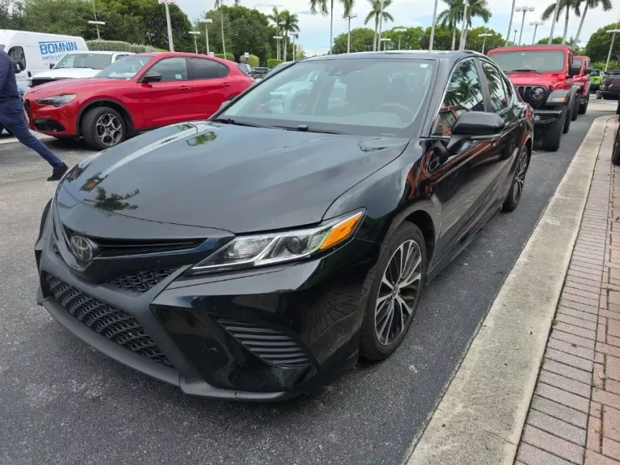 2020 Toyota Camry SE photo 1