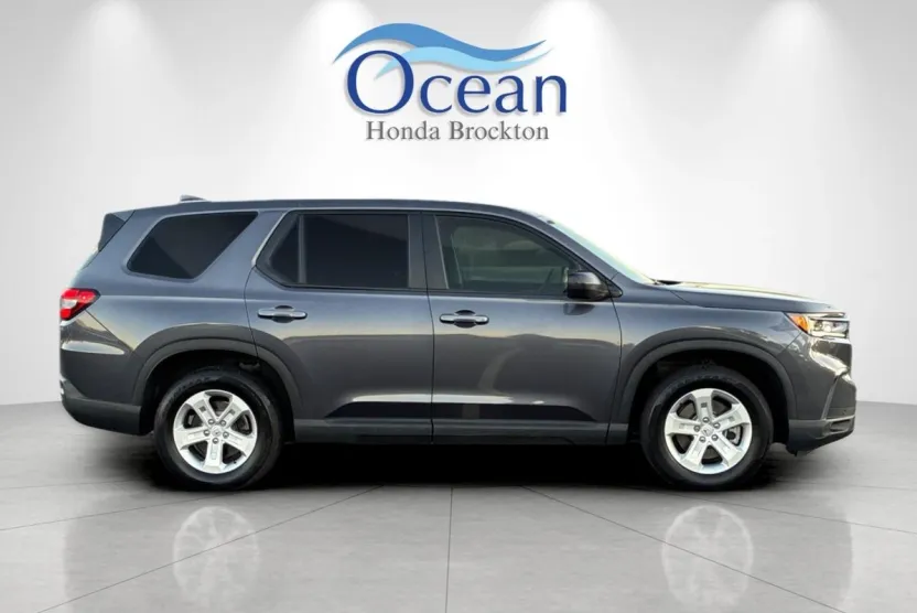 2023 Honda Pilot LX photo 1