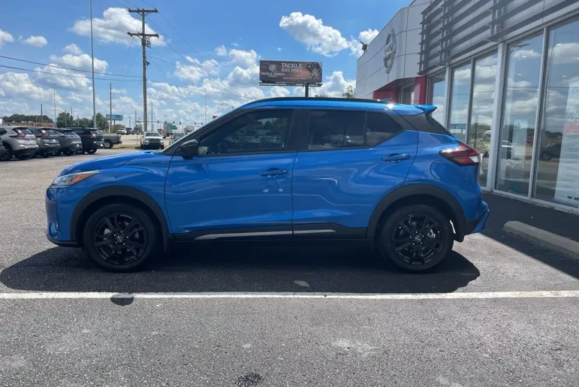 2024 Nissan Kicks SR photo 1