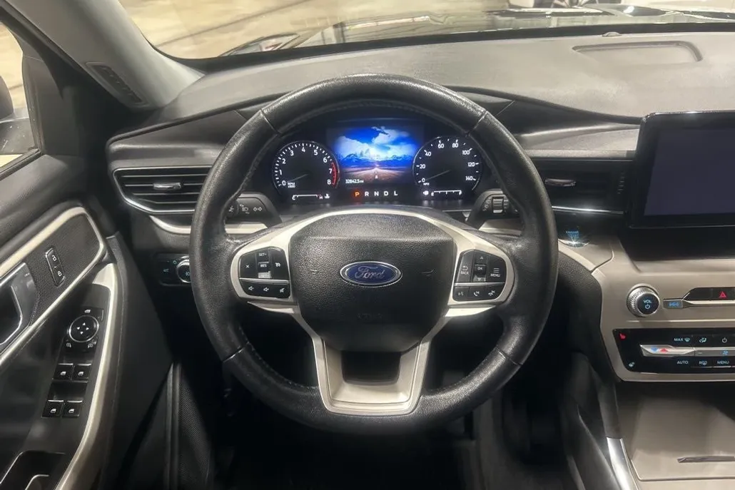2022 Ford Explorer XLT photo 1