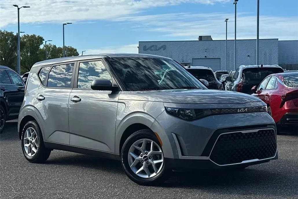 2023 Kia Soul LX photo 1