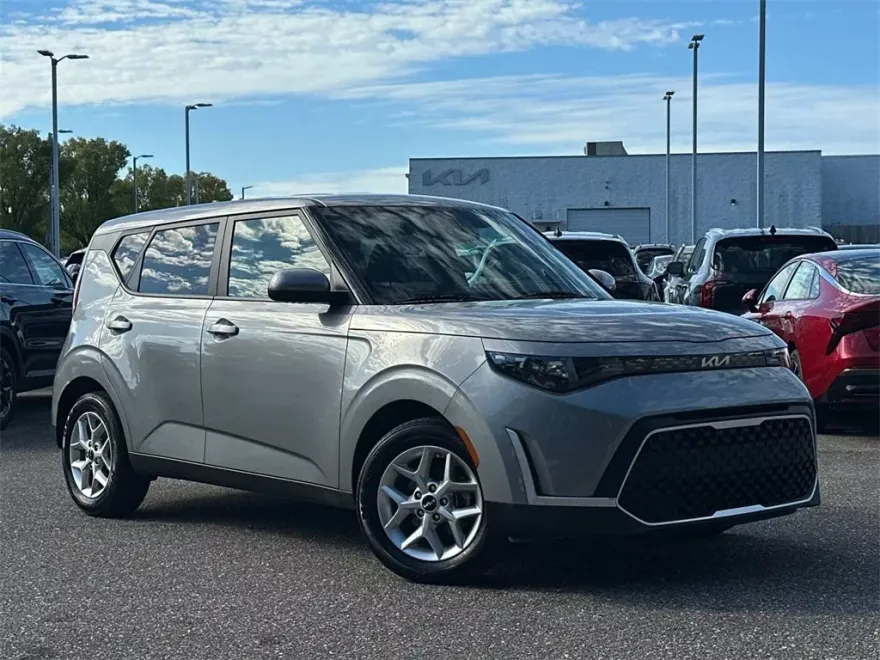 2023 Kia Soul LX photo 1