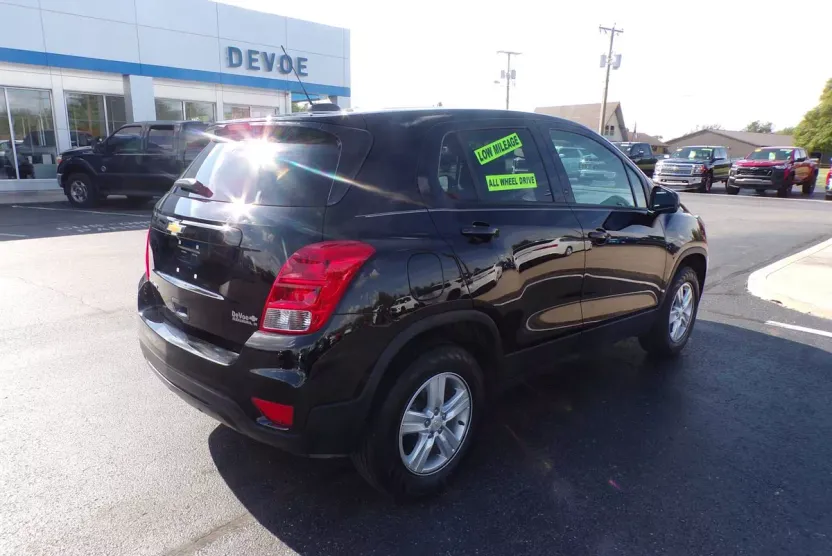 2022 Chevrolet Trax LS photo 1