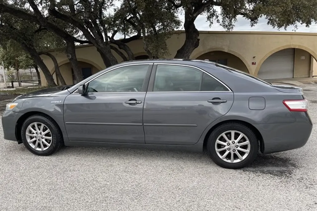 2011 Toyota Camry Hybrid XLE photo 1