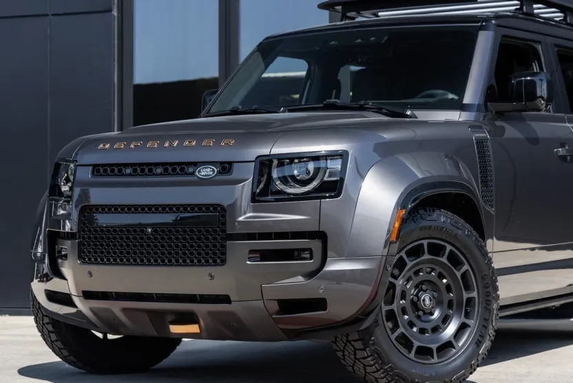 2025 Land Rover Defender 110 V8 photo 1