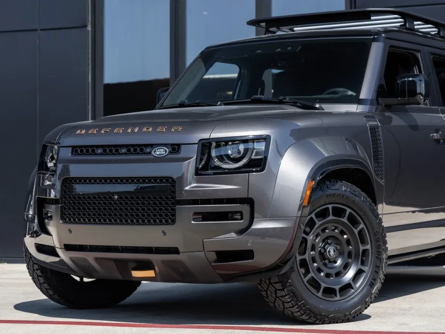 2025 Land Rover Defender 110 V8 photo 1