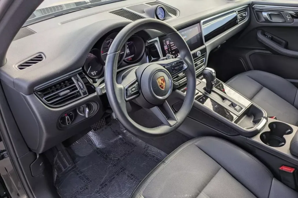 2025 Porsche Macan T photo 1