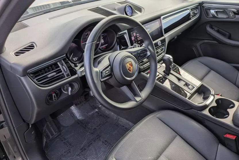 2025 Porsche Macan T photo 1