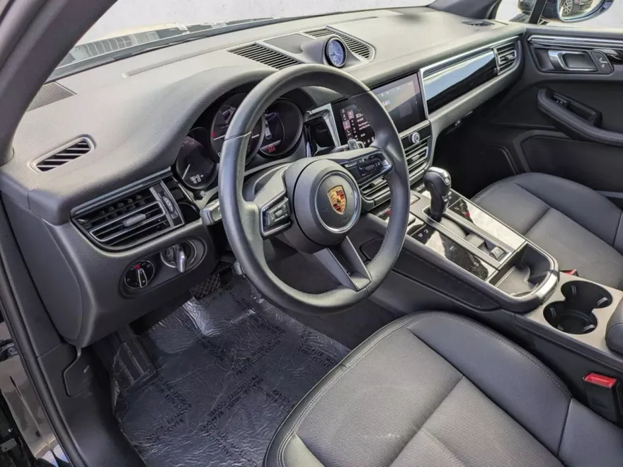 2025 Porsche Macan T photo 1