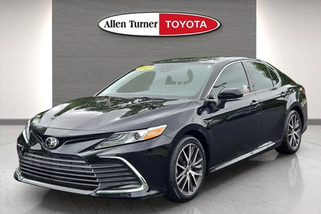 2022 Toyota Camry XLE photo 1