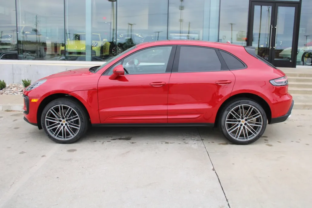 2025 Porsche Macan Base photo 1