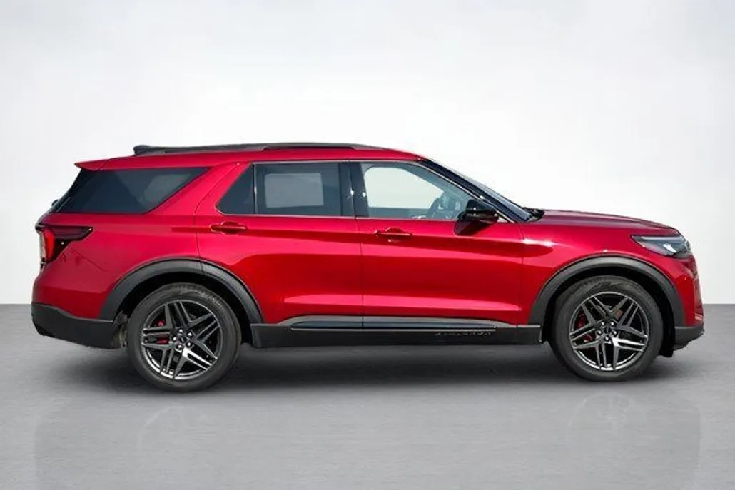 2025 Ford Explorer ST photo 1