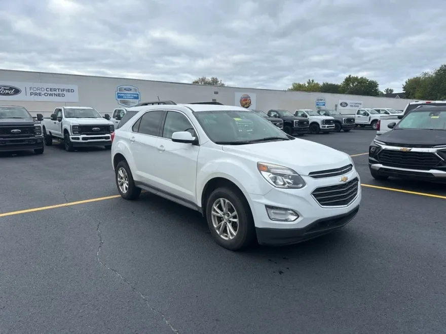 2017 Chevrolet Equinox LT photo 1