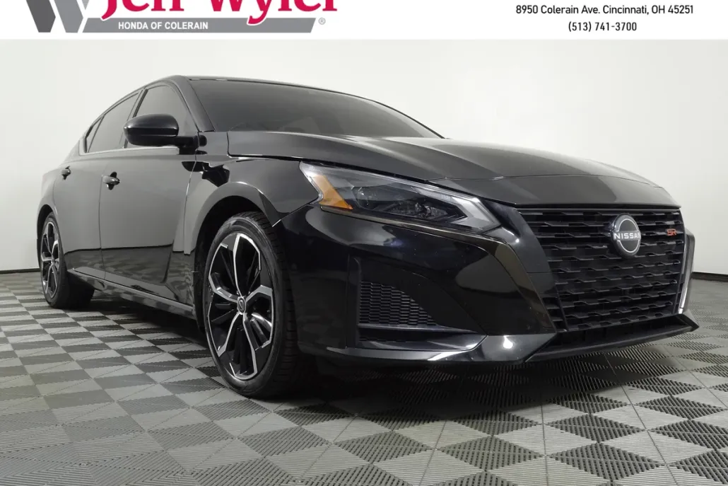 2023 Nissan Altima 2.5 SR photo 1