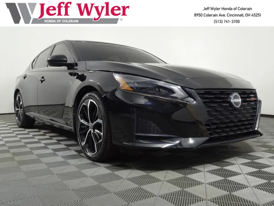 2023 Nissan Altima 2.5 SR photo 1