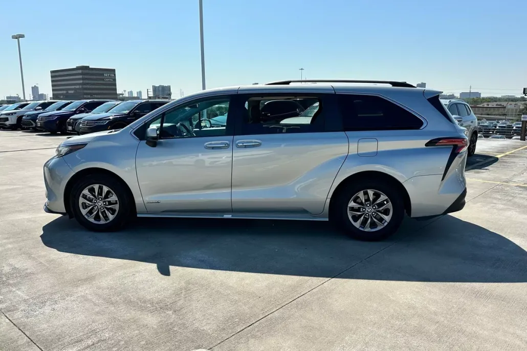 2021 Toyota Sienna XLE photo 1