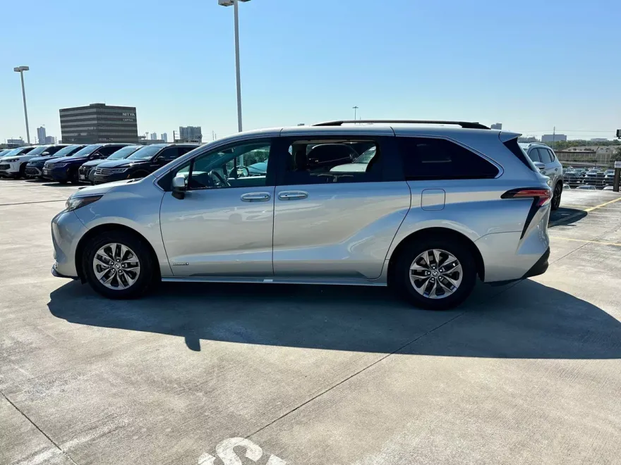 2021 Toyota Sienna XLE photo 1
