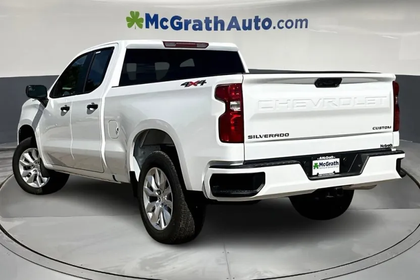 2026 Chevrolet Silverado 1500 Custom photo 1
