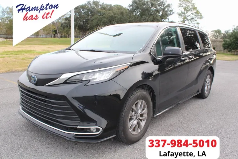 2023 Toyota Sienna XLE photo 1