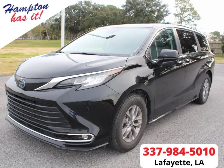 2023 Toyota Sienna XLE photo 1