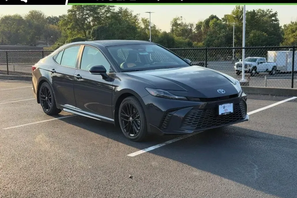 2026 Toyota Camry SE photo 1