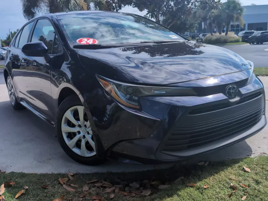 2024 Toyota Corolla LE photo 1
