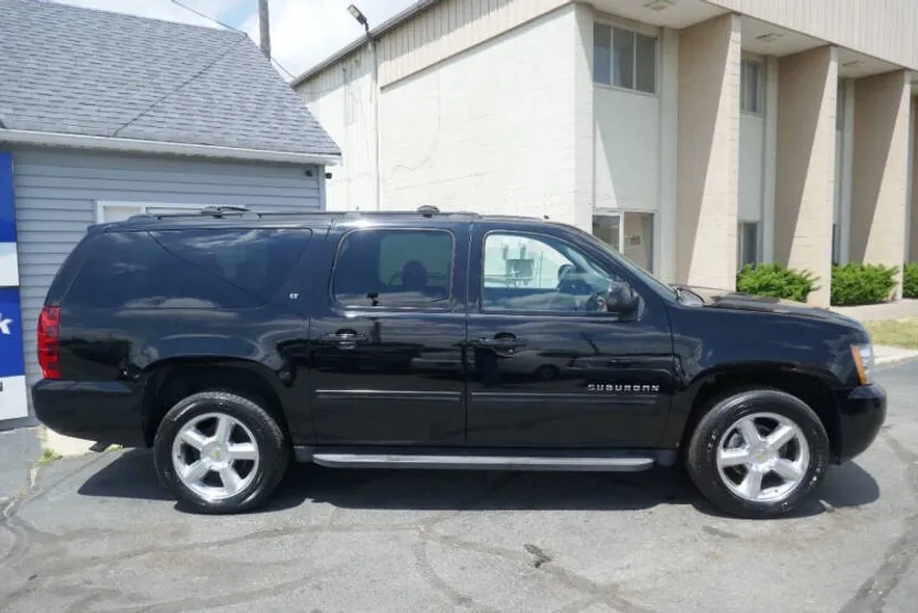 2011 Chevrolet Suburban LT photo 1