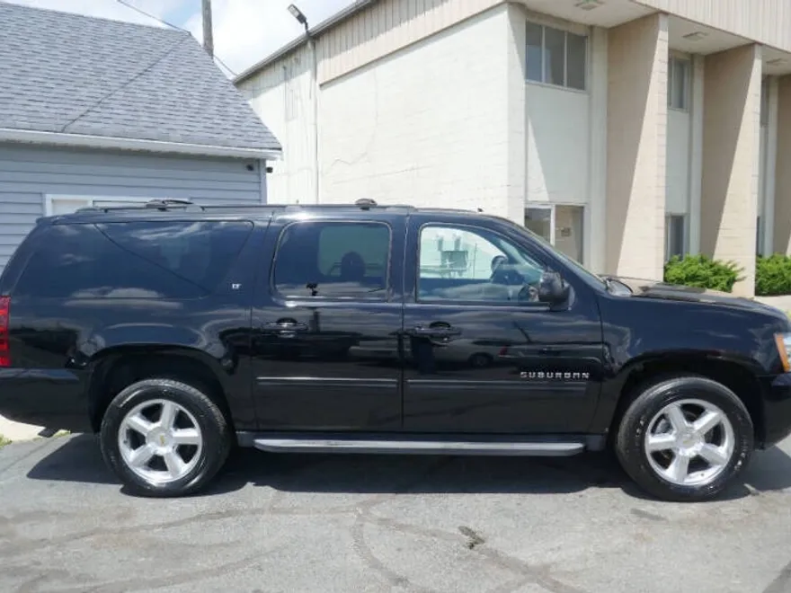2011 Chevrolet Suburban LT photo 1