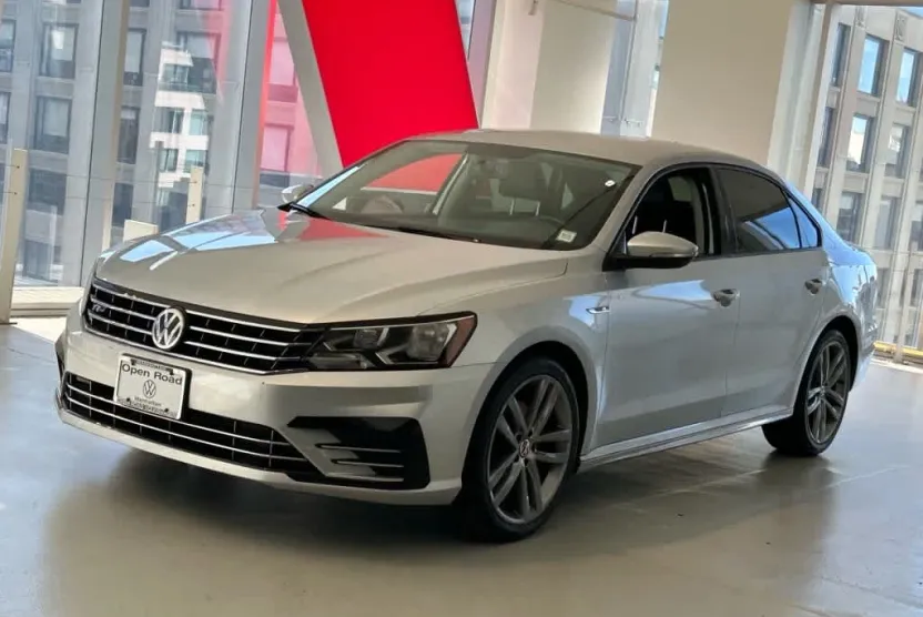 2018 Volkswagen Passat R-Line photo 1